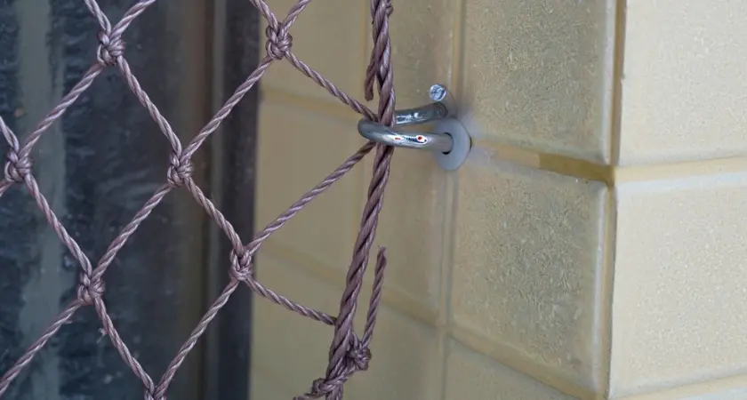Detalhe de um gancho de aço inox, o modelo mais seguro para rede de proteção.