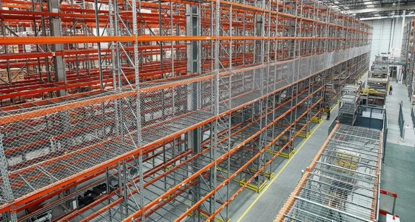 Funcionários em área de descanso segura com rede de proteção para empresa.