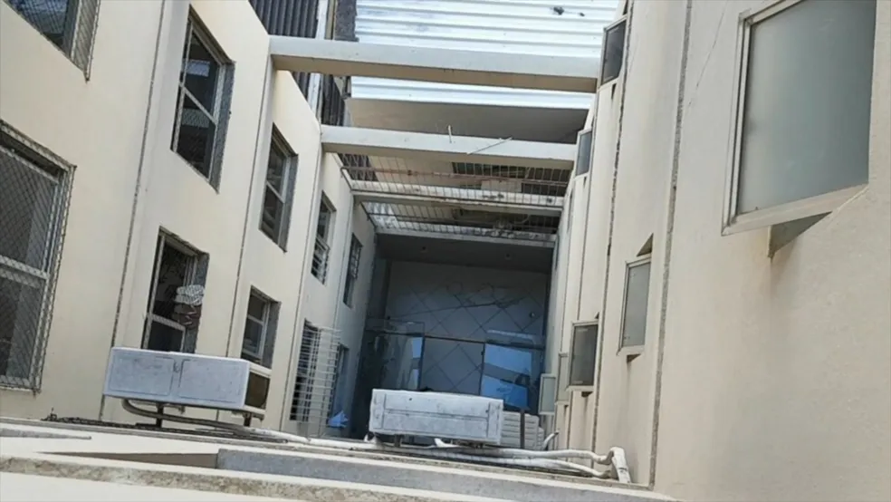 Fachada de prédio residencial com redes de proteção instaladas em todas as sacadas e janelas, garantindo a segurança contra quedas.