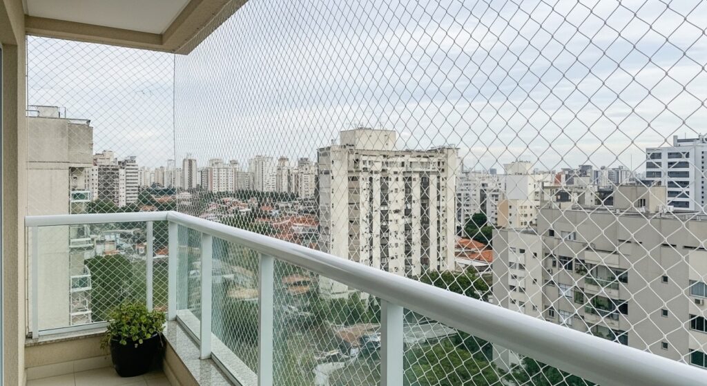Sacada protegida com rede no bairro Consolação em São Paulo