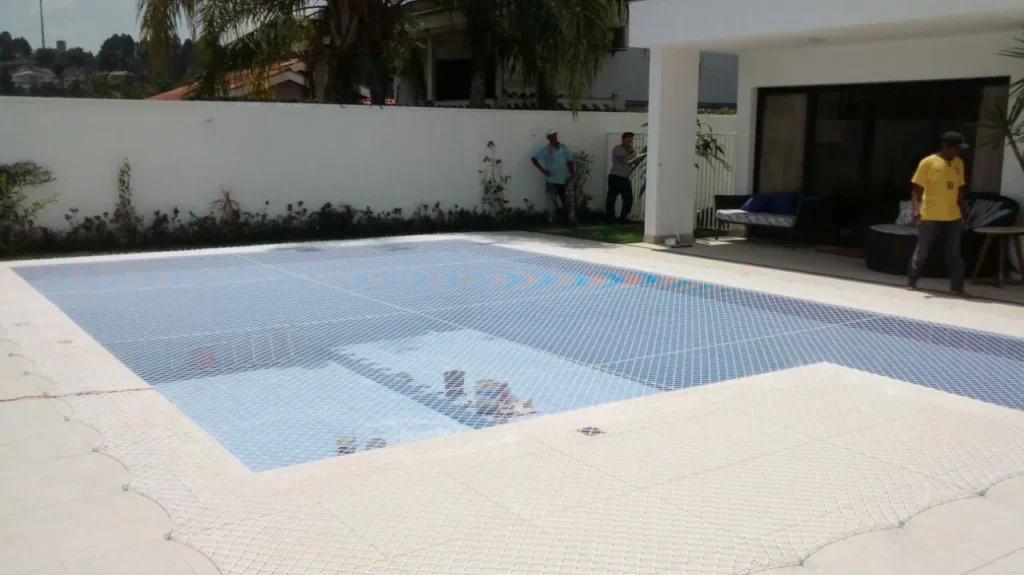 Rede para piscina em área gourmet com porcelanato antiderrapante
