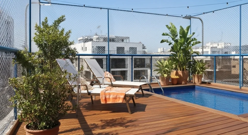 Rede de proteção instalada no teto de um pergolado em terraço gourmet.